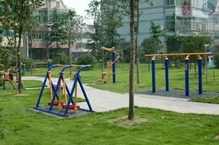 小區(qū)健身器材安全隱患 老人健體變跌傷，我們?cè)撊绾畏婪叮? class=